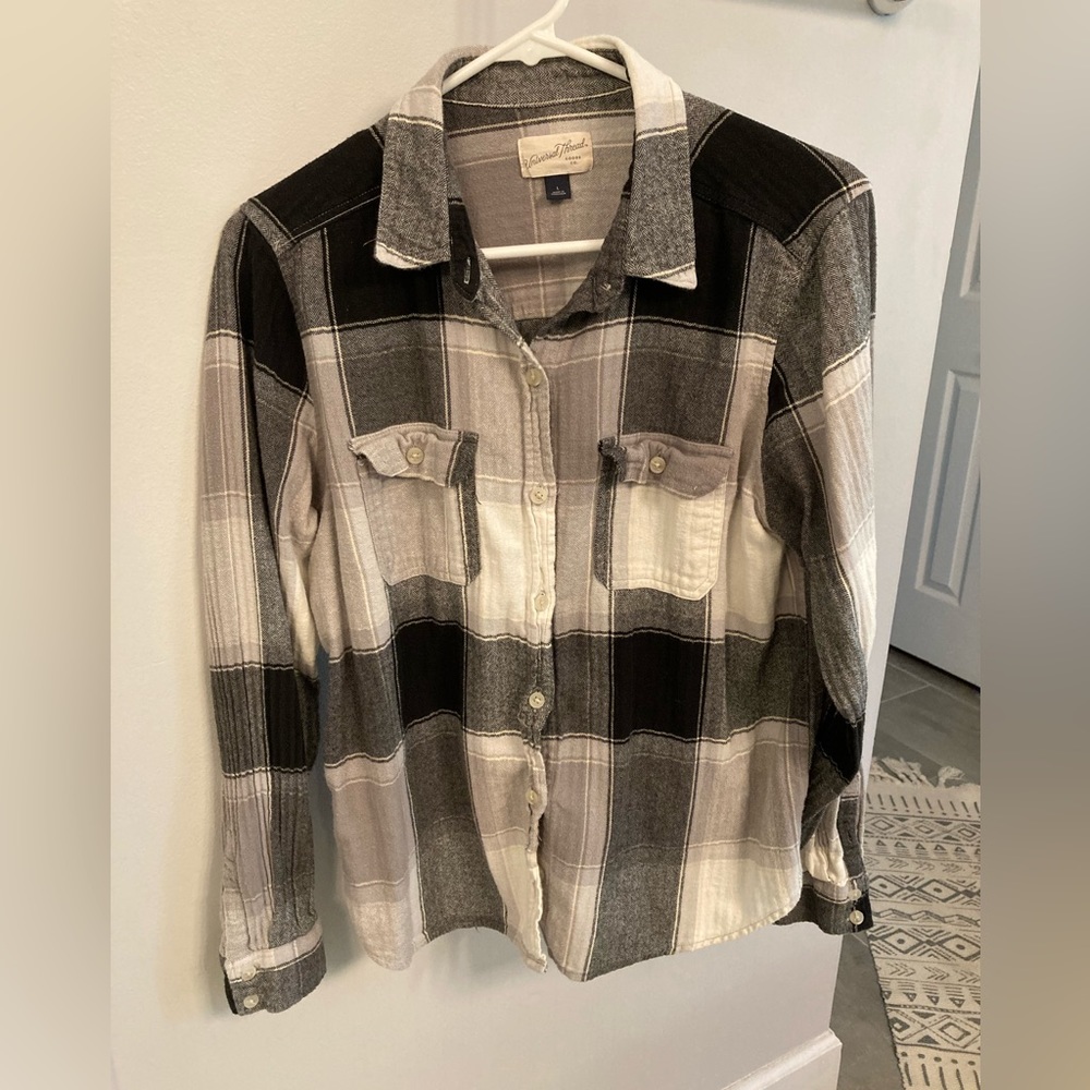 Universal threads womens large black white and gray button up flannel